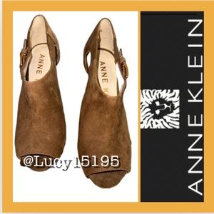 ❤️NWOT Anne Klein Akolita Taupe Suede Heels